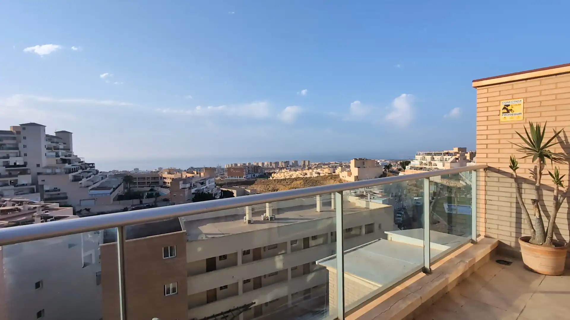 Vista exterior de Ático en venta en Roquetas de Mar con Terraza y Piscina