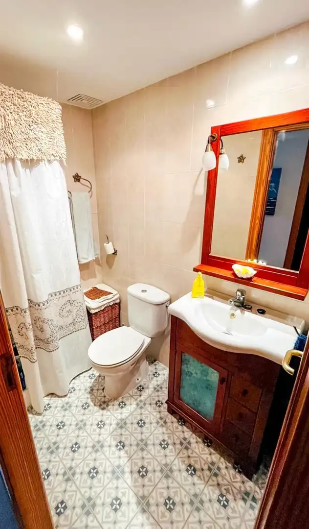 Baño de Piso de alquiler en Ses Salines con Aire acondicionado, Balcón y Piscina comunitaria