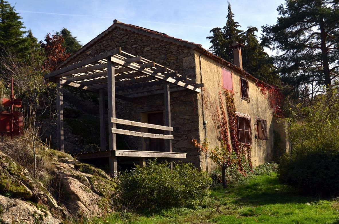 Vista exterior de Casa o xalet en venda en Navafría amb Terrassa
