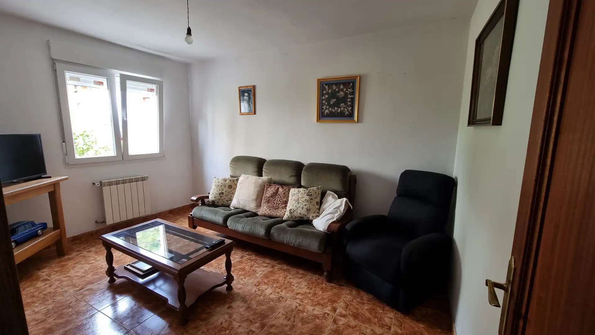 Sala d'estar de Casa adosada en venda en Cabrales amb Calefacció i Moblat