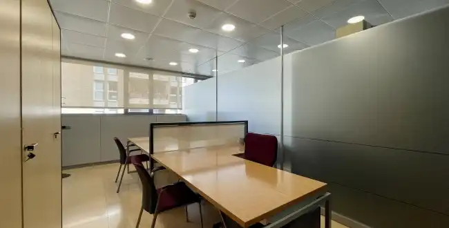 Büro zur Miete in Girona mit Klimaanlage, Heizung und Balkon