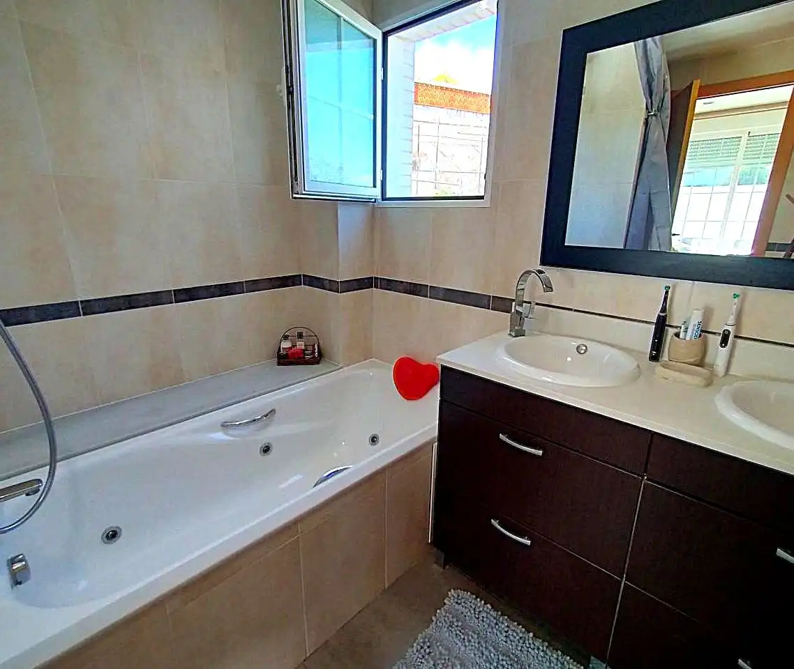 Baño de Casa o chalet en venta en Oliva con Aire acondicionado, Jardín privado y Terraza