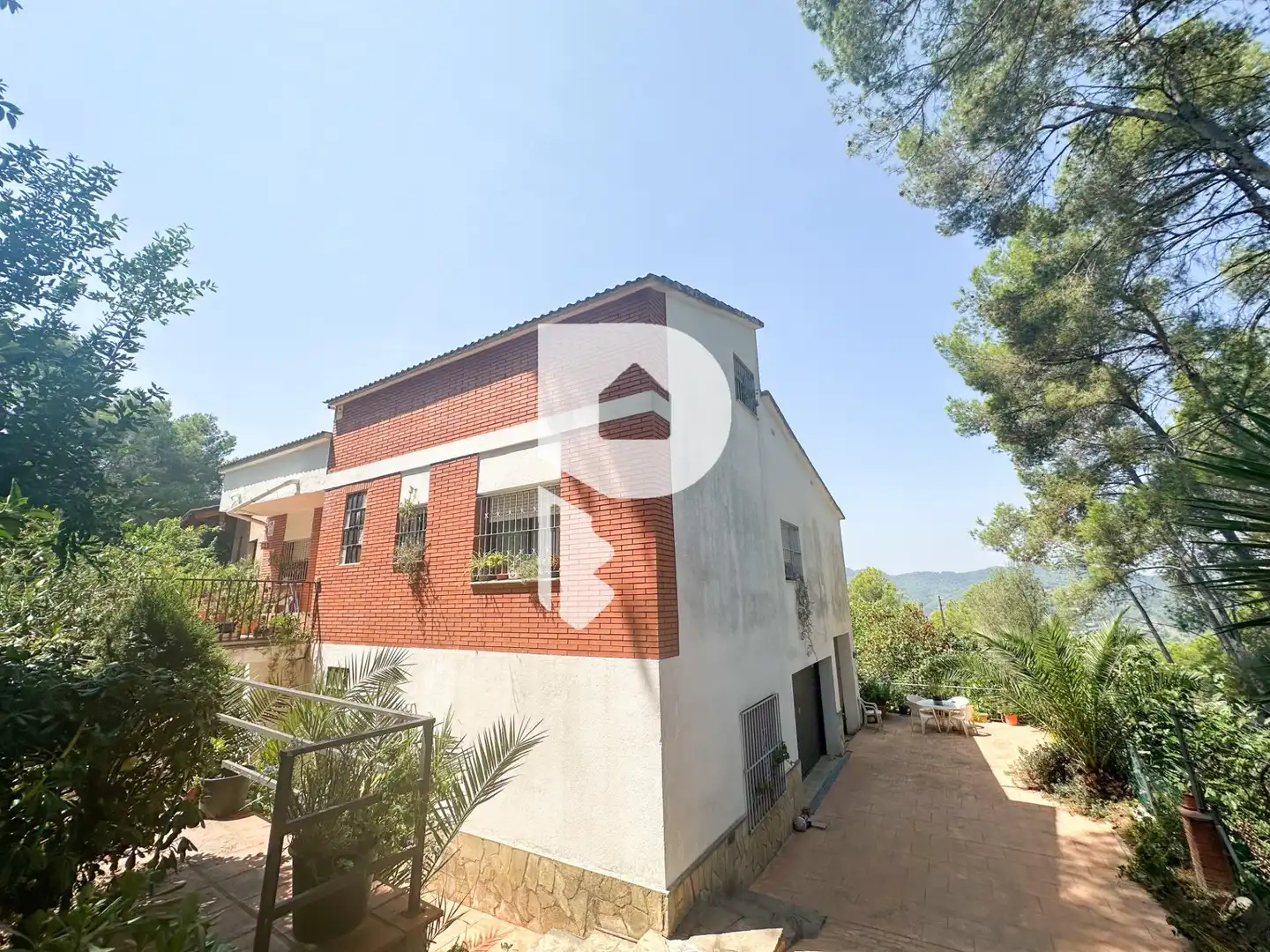 Vista exterior de Casa o xalet en venda en Pallejà amb Aire condicionat, Calefacció i Jardí privat