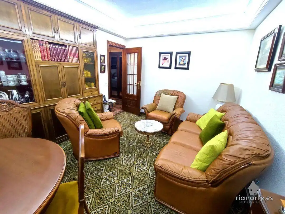 Sala d'estar de Pis en venda en San Martín del Rey Aurelio amb Calefacció i Moblat