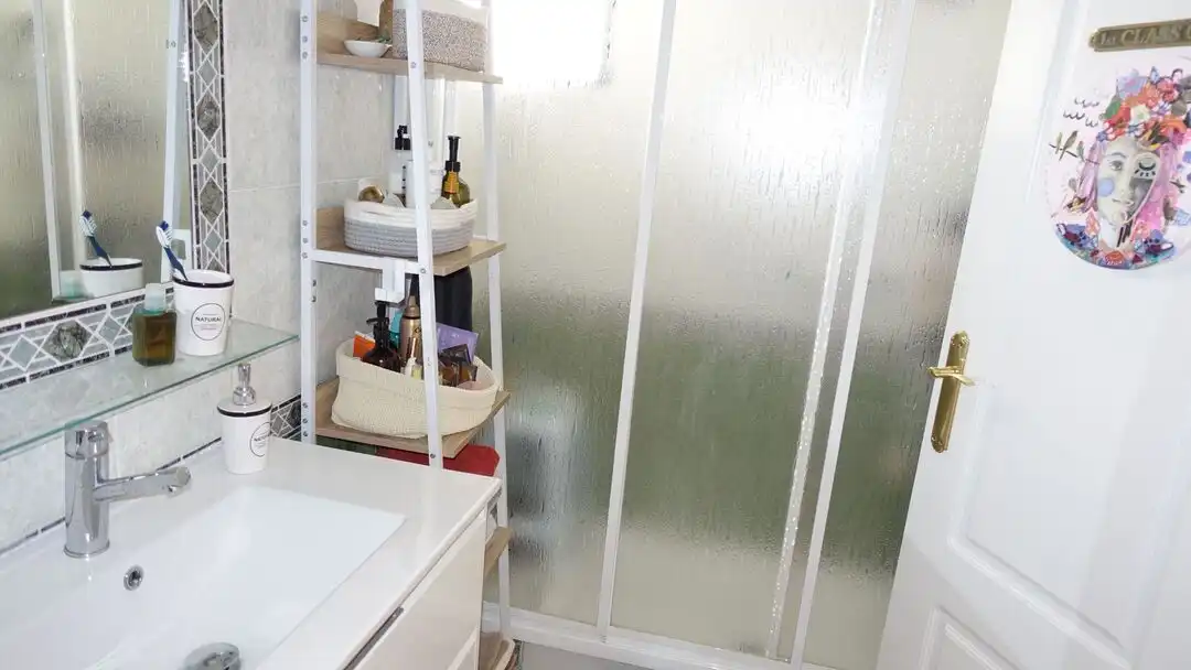 Baño de Piso en venta en Guardamar del Segura con Aire acondicionado, Terraza y Piscina