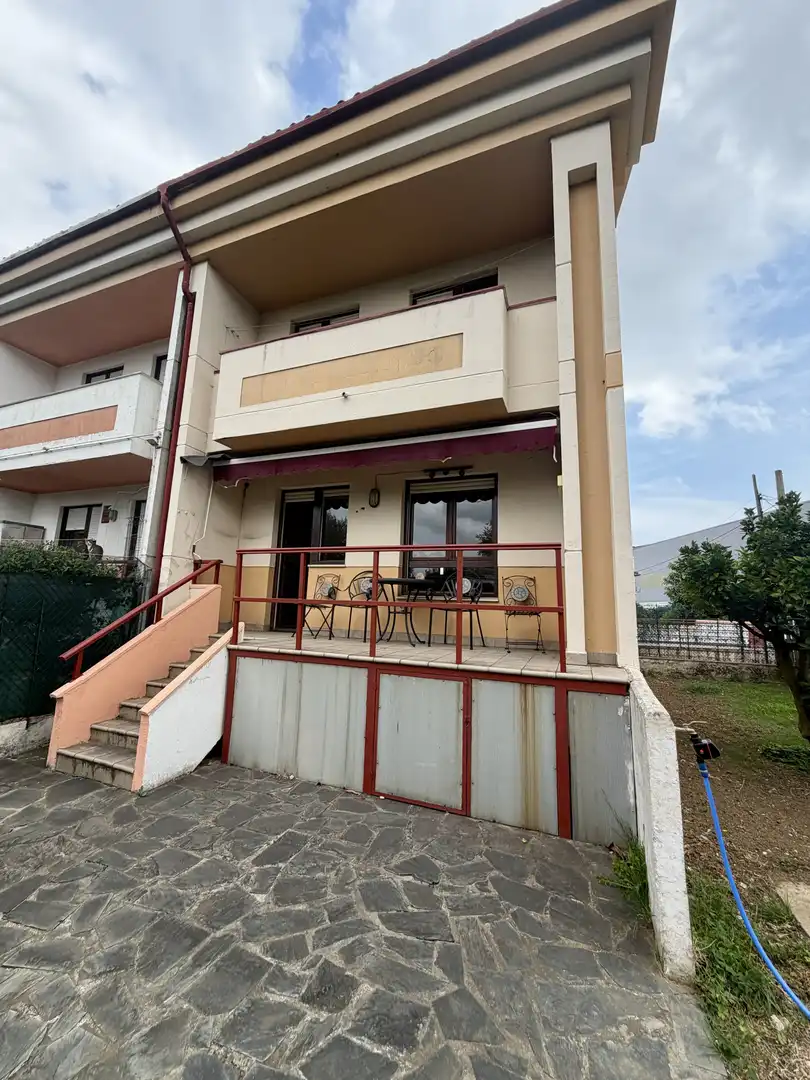 Außenansicht von Einfamilien-Reihenhaus zum Verkauf in Camargo mit Heizung, Privatgarten und Terrasse
