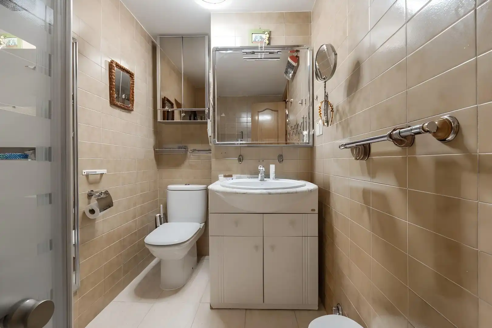 Bathroom of Flat for sale in Granada  with Air Conditioner, Terrace and Alarm