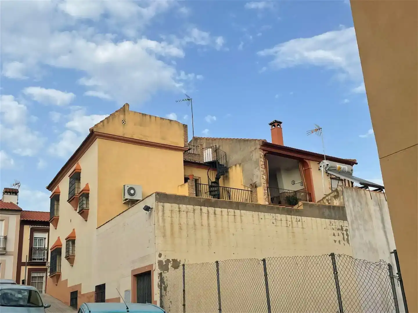 Vista exterior de Casa adosada en venda en Hornachuelos amb Aire condicionat, Traster i Moblat