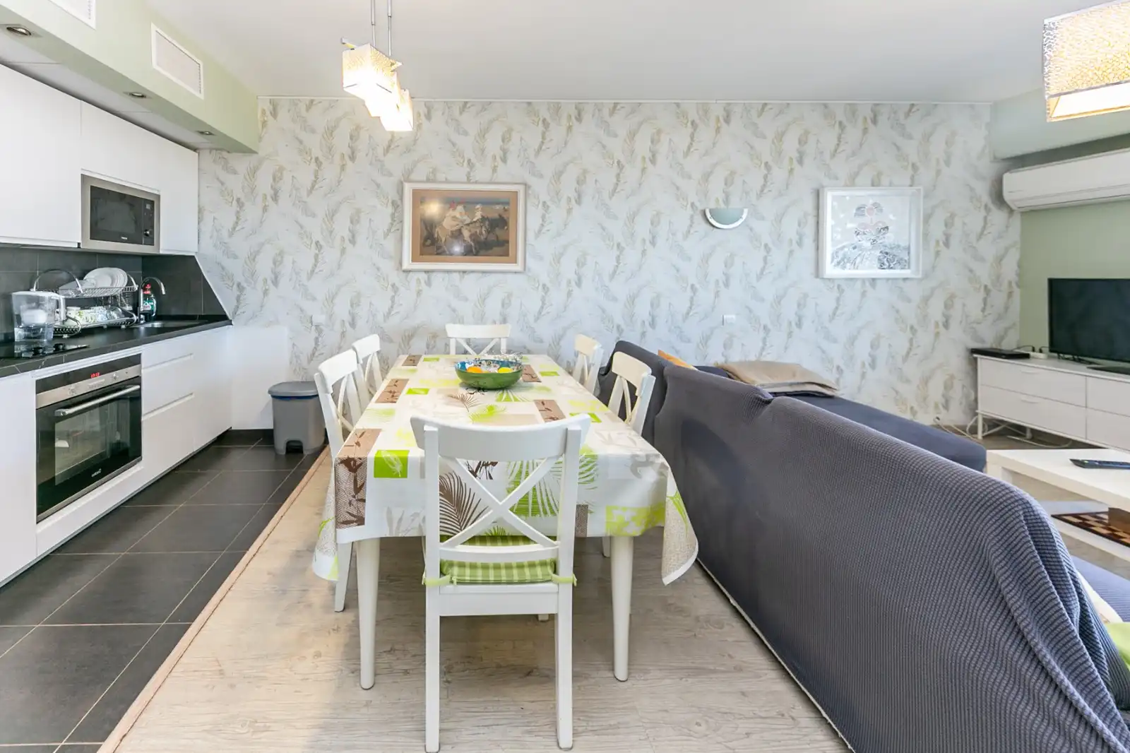 Esszimmer von Dachboden zur Miete in Fuengirola mit Klimaanlage, Terrasse und Möbliert
