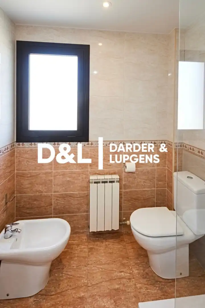 Badezimmer von Einfamilien-Reihenhaus zum Verkauf in Vilanova i la Geltrú mit Klimaanlage, Heizung und Privatgarten