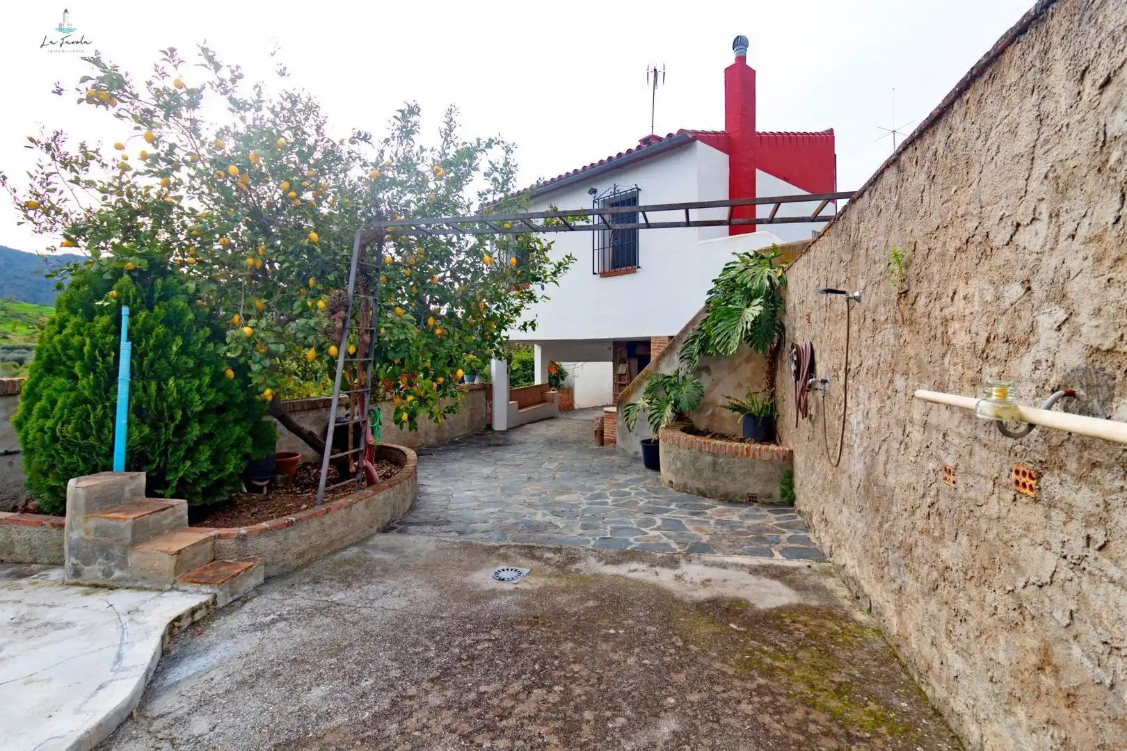 Vista exterior de Casa o xalet en venda en Carratraca amb Aire condicionat, Jardí privat i Terrassa