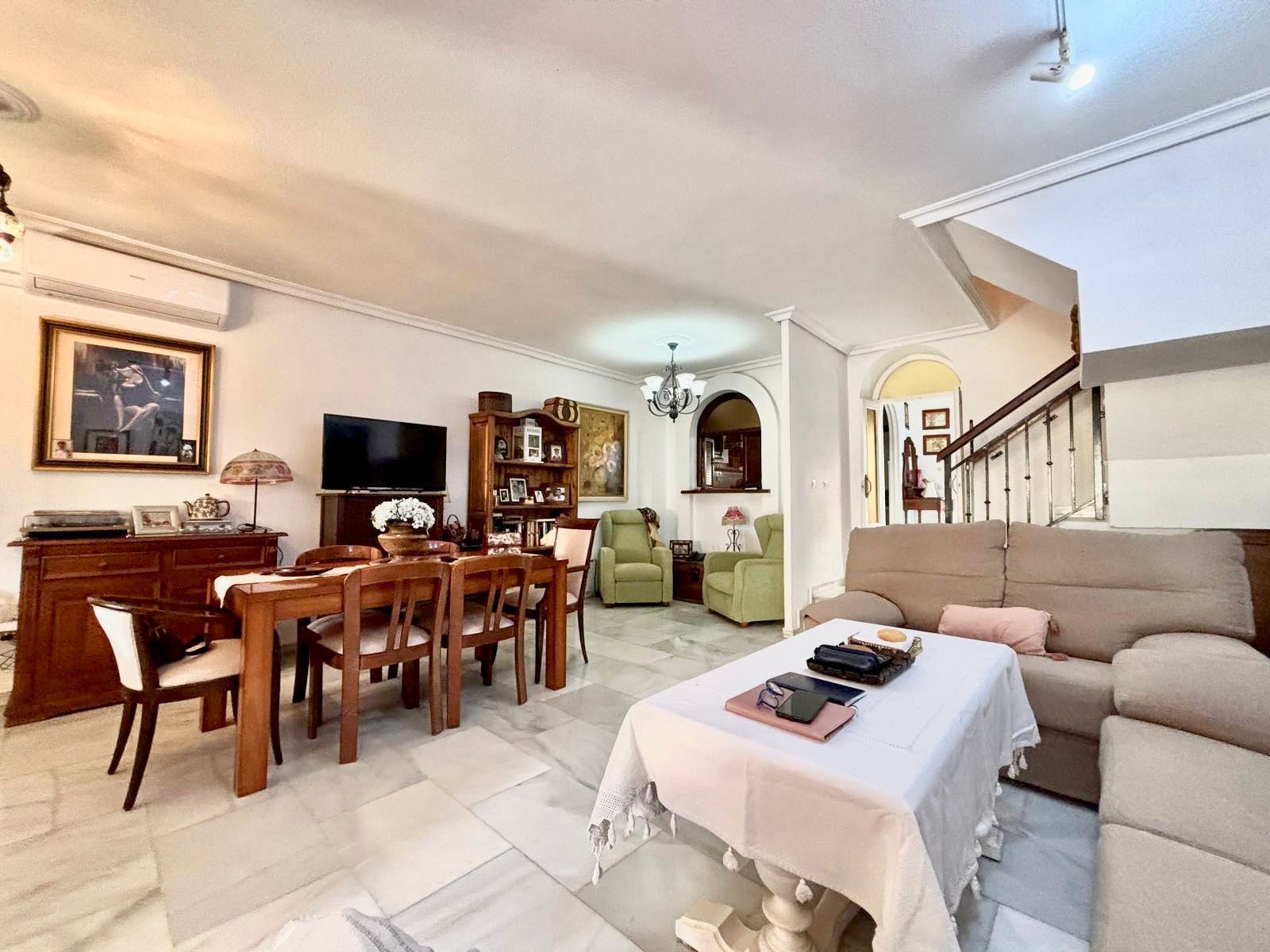 Sala d'estar de Planta baixa en venda en Benalmádena amb Aire condicionat, Terrassa i Moblat