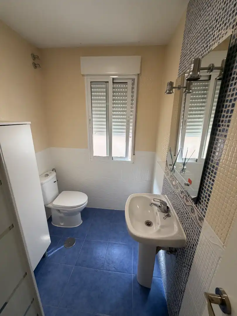 Bany de Apartament de lloguer en Cúllar Vega amb Moblat, Rentadora i Microones