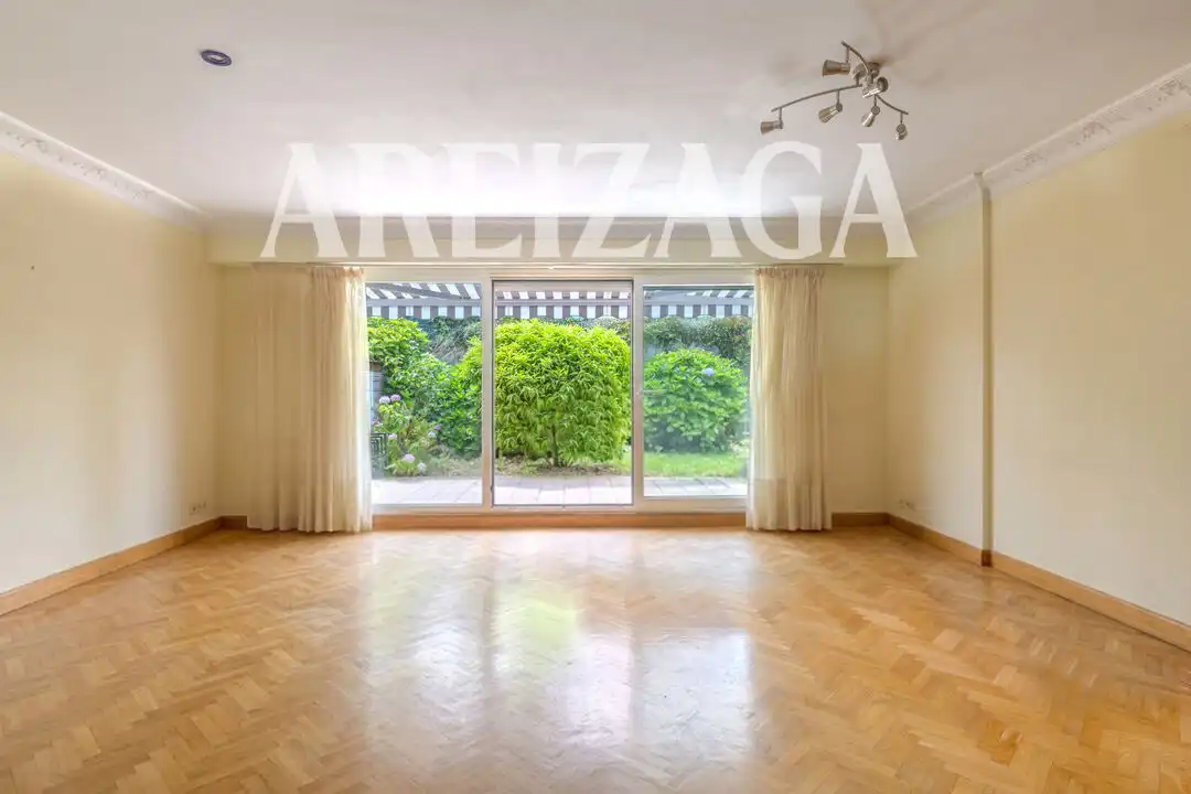 Sala d'estar de Casa o xalet en venda en Donostia - San Sebastián  amb Calefacció, Jardí privat i Terrassa