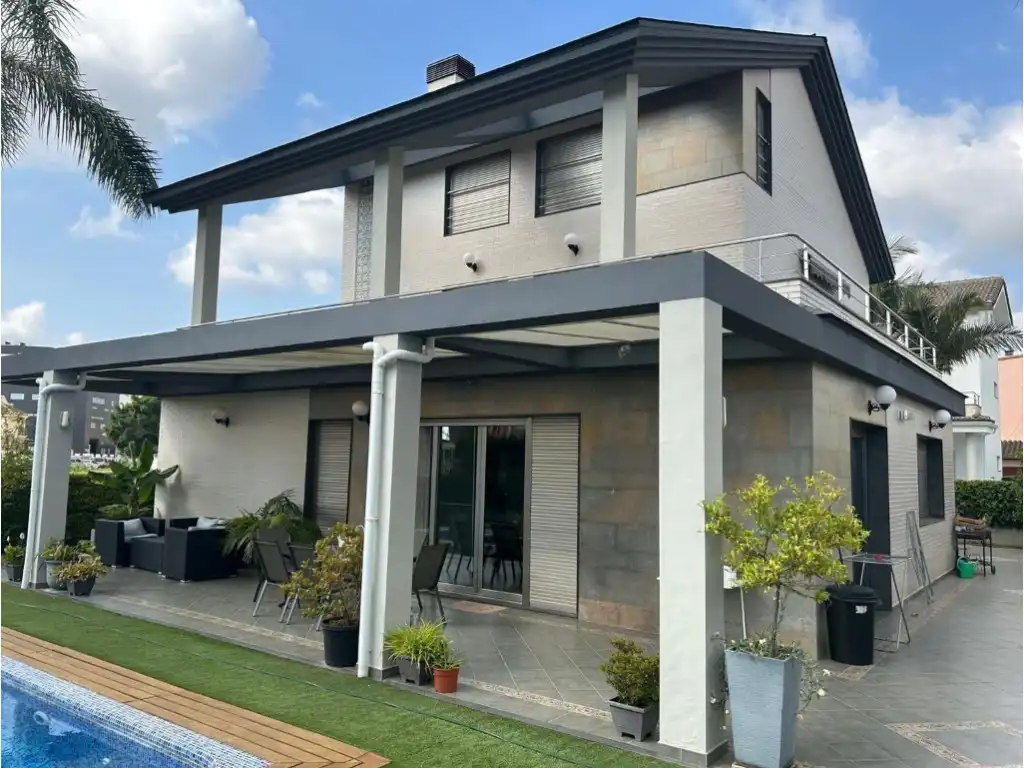 Vista exterior de Casa o xalet en venda en Gandia amb Aire condicionat, Jardí privat i Terrassa
