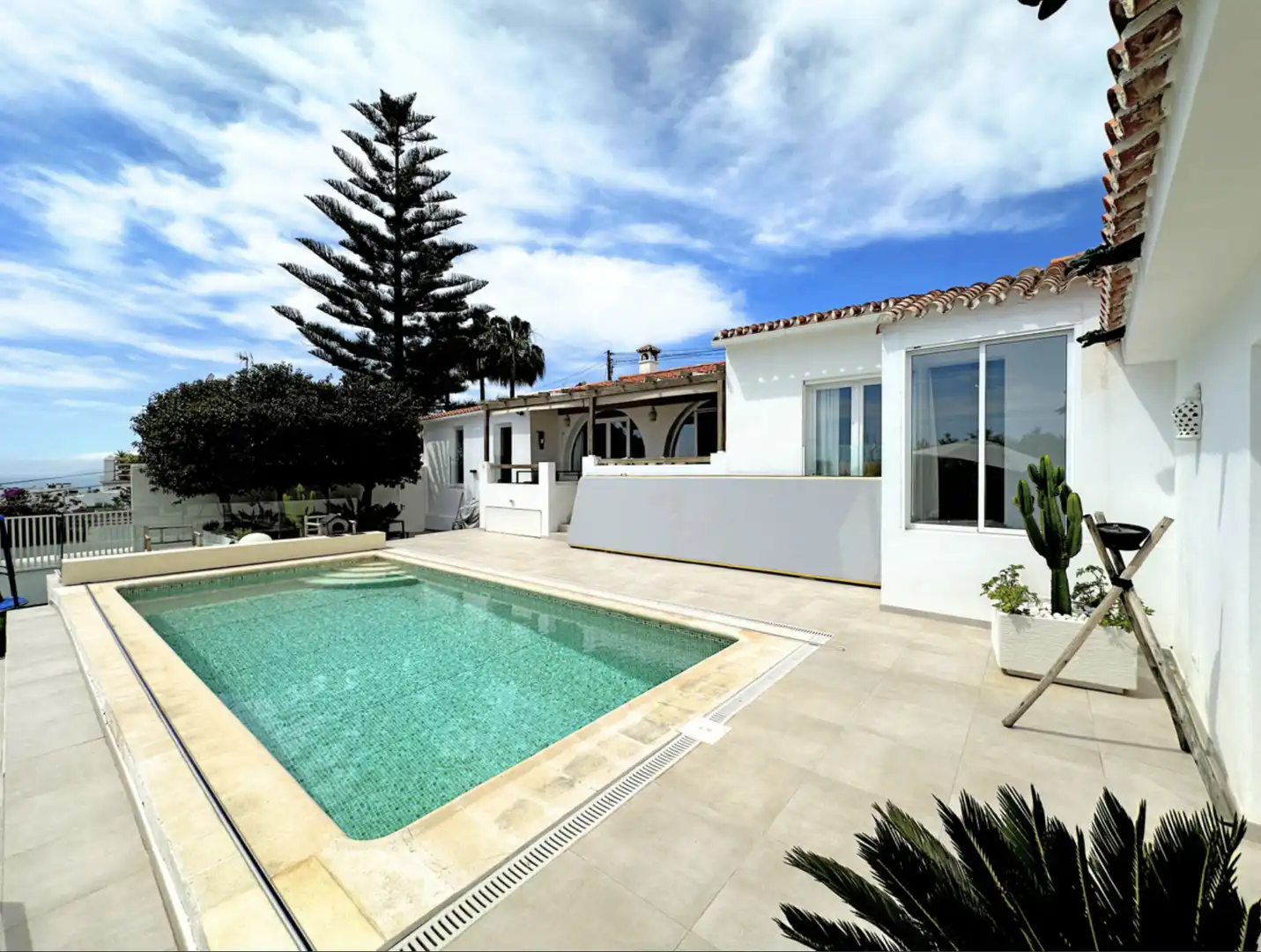 Vista exterior de Casa o xalet en venda en Estepona amb Aire condicionat, Jardí privat i Terrassa