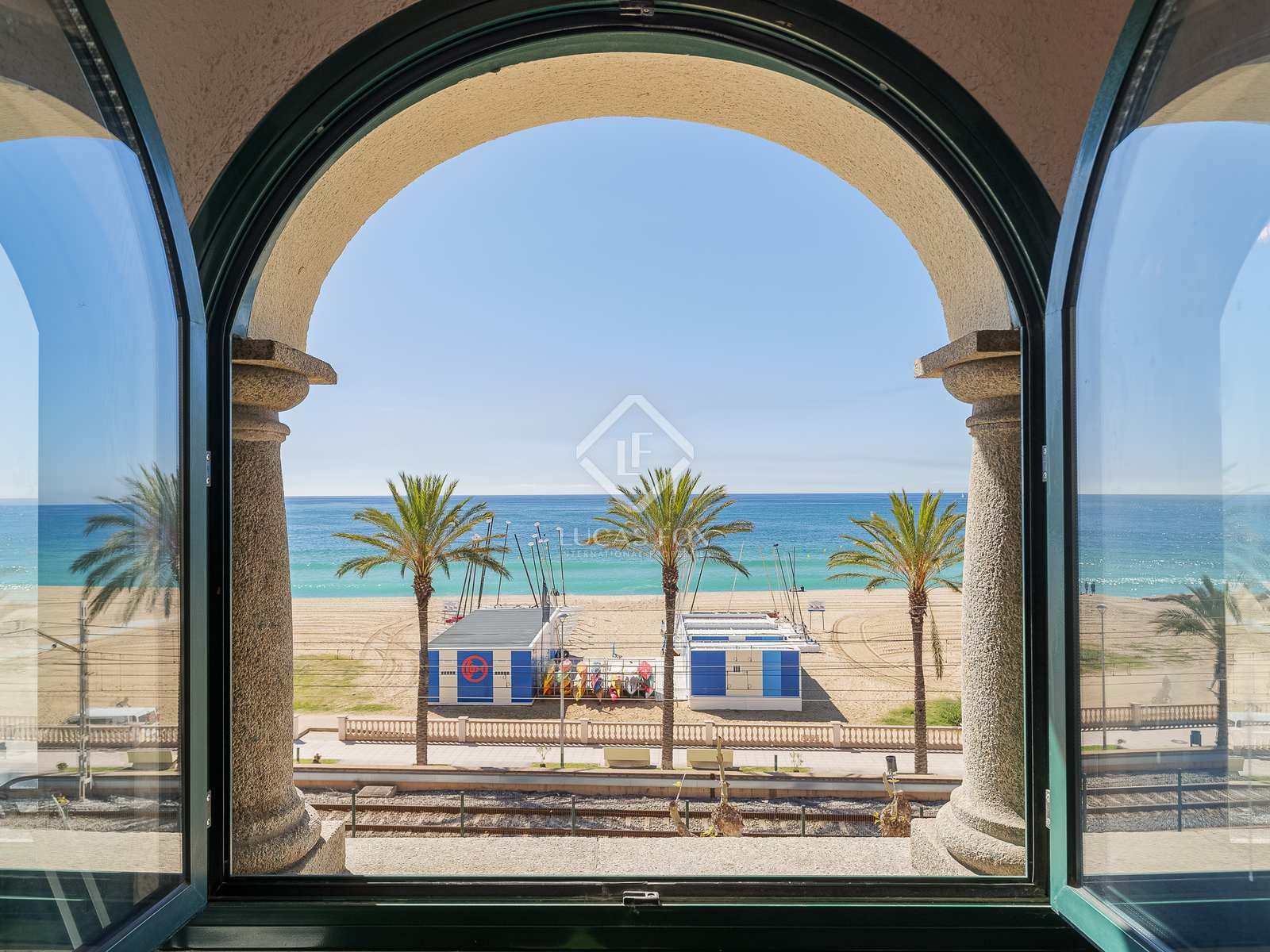 Vista exterior de Casa o xalet en venda en El Masnou amb Parquet, Terrassa i Balcó