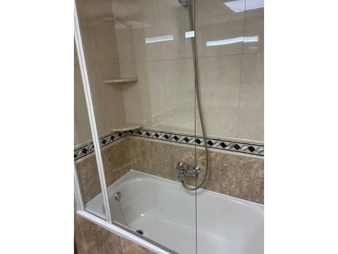 Baño de Piso de alquiler en Alicante / Alacant con Aire acondicionado, Calefacción y Amueblado