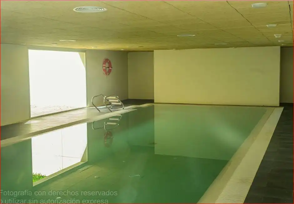 Schwimmbecken von Wohnung zum Verkauf in Manilva mit Klimaanlage, Heizung und Privatgarten