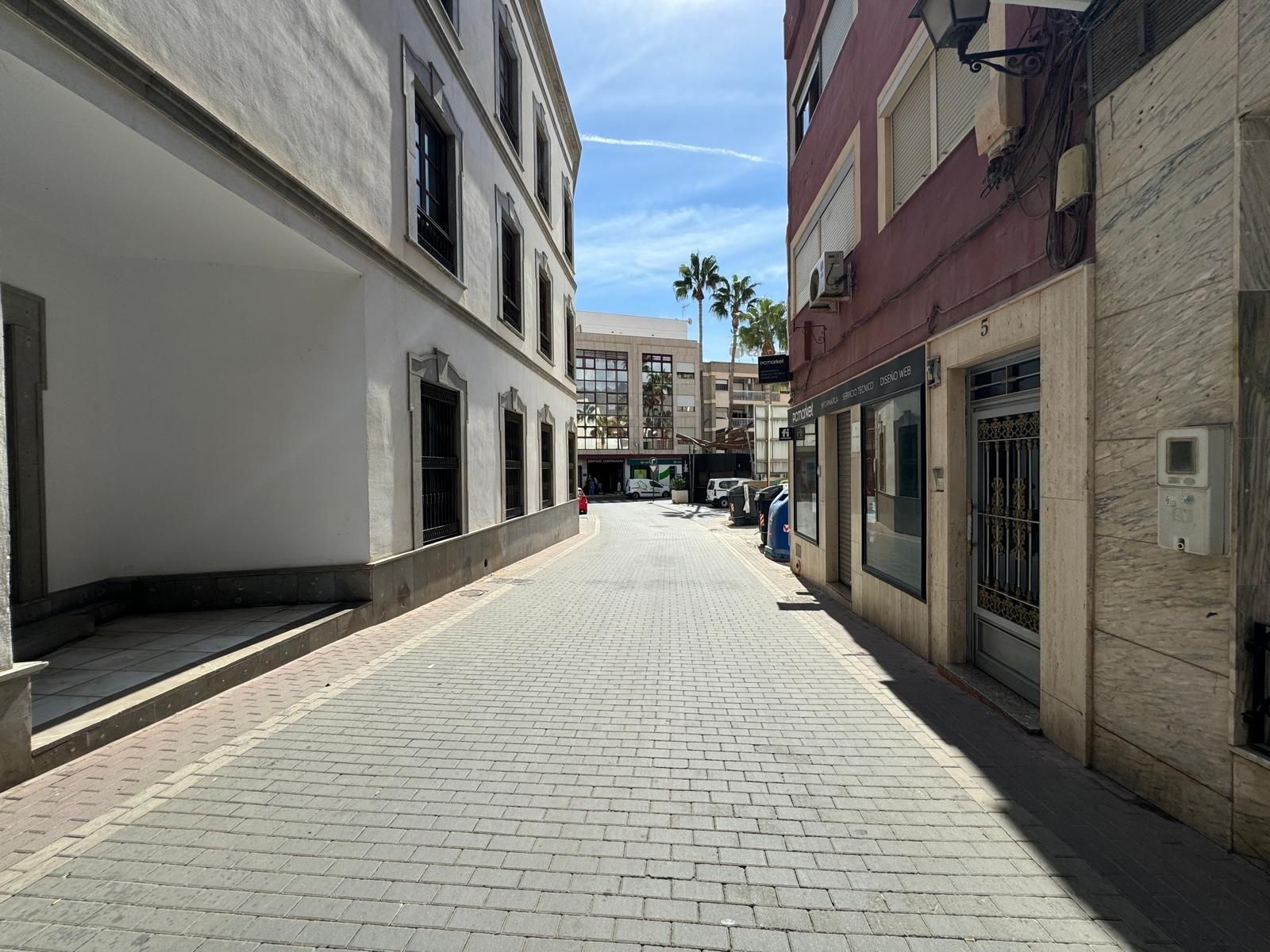 Vista exterior de Pis en venda en Adra amb Terrassa