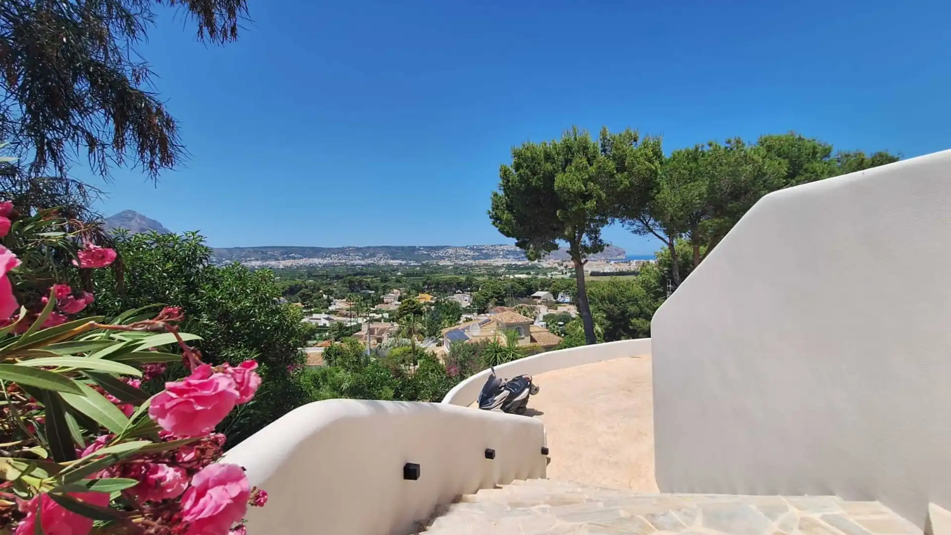 Vista exterior de Casa o xalet en venda en Jávea / Xàbia amb Aire condicionat, Calefacció i Jardí privat