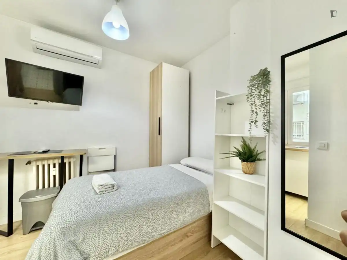 Schlafzimmer von Wohnung zur Miete in Madrid mit Klimaanlage, Möbliert und Waschmaschine