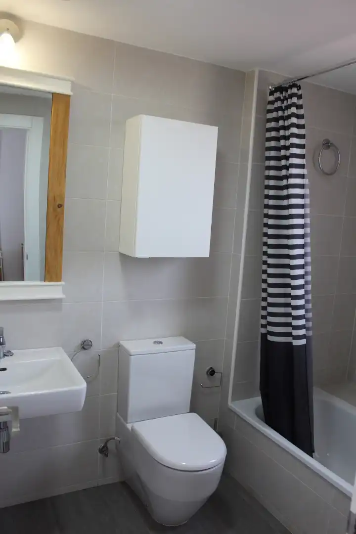 Bathroom of Flat for rent in Granada  with Air Conditioner, Heating and Terrace