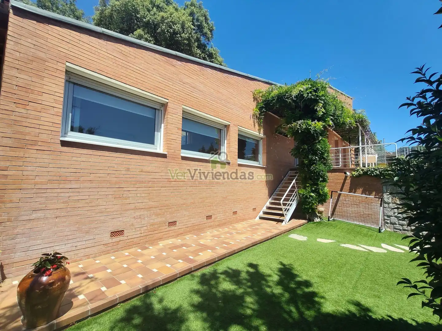 Vista exterior de Casa o xalet en venda en Castellar del Vallès amb Calefacció, Jardí privat i Parquet