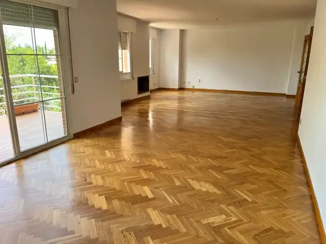 Sala d'estar de Casa o xalet en venda en Las Rozas de Madrid amb Calefacció, Jardí privat i Parquet