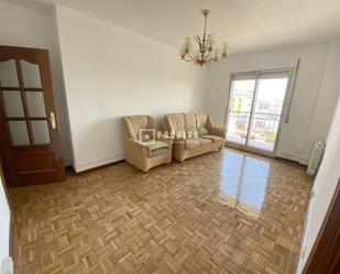 Sala d'estar de Pis en venda en  Madrid Capital amb Calefacció, Parquet i Terrassa