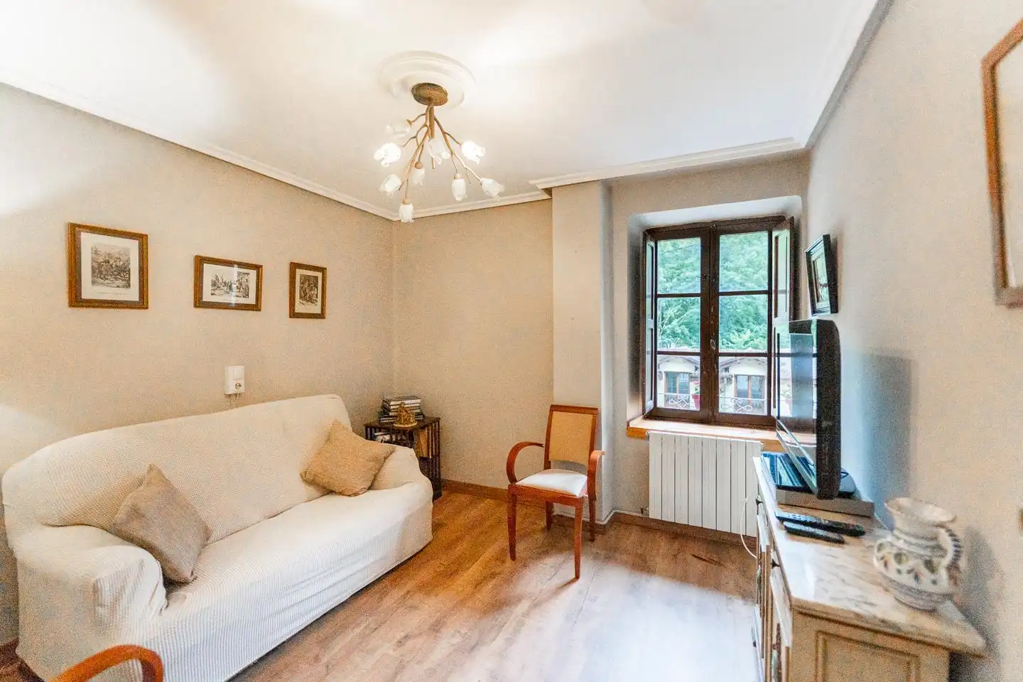 Sala de estar de Casa adosada en venta en Somiedo con Calefacción, Jardín privado y Terraza