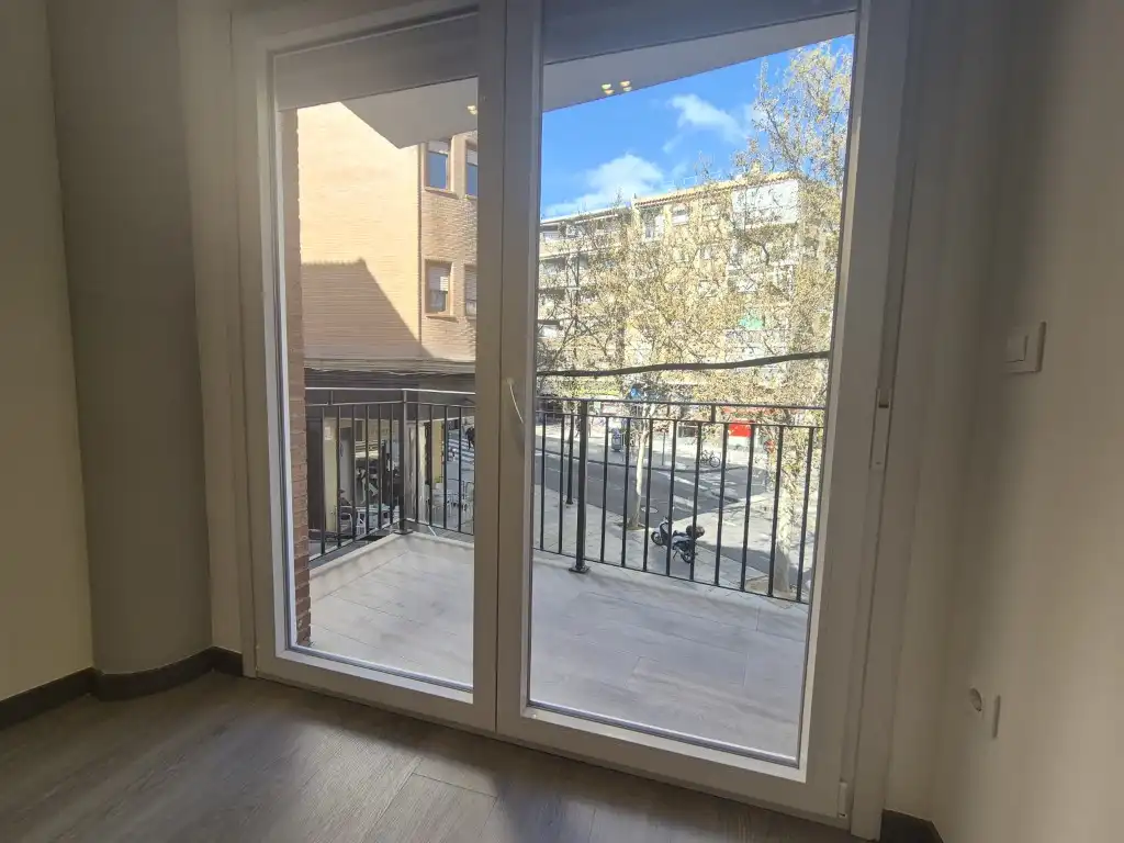 Exterior view of Flat for sale in Zaragoza  with Air Conditioner, Oven and Washing machine