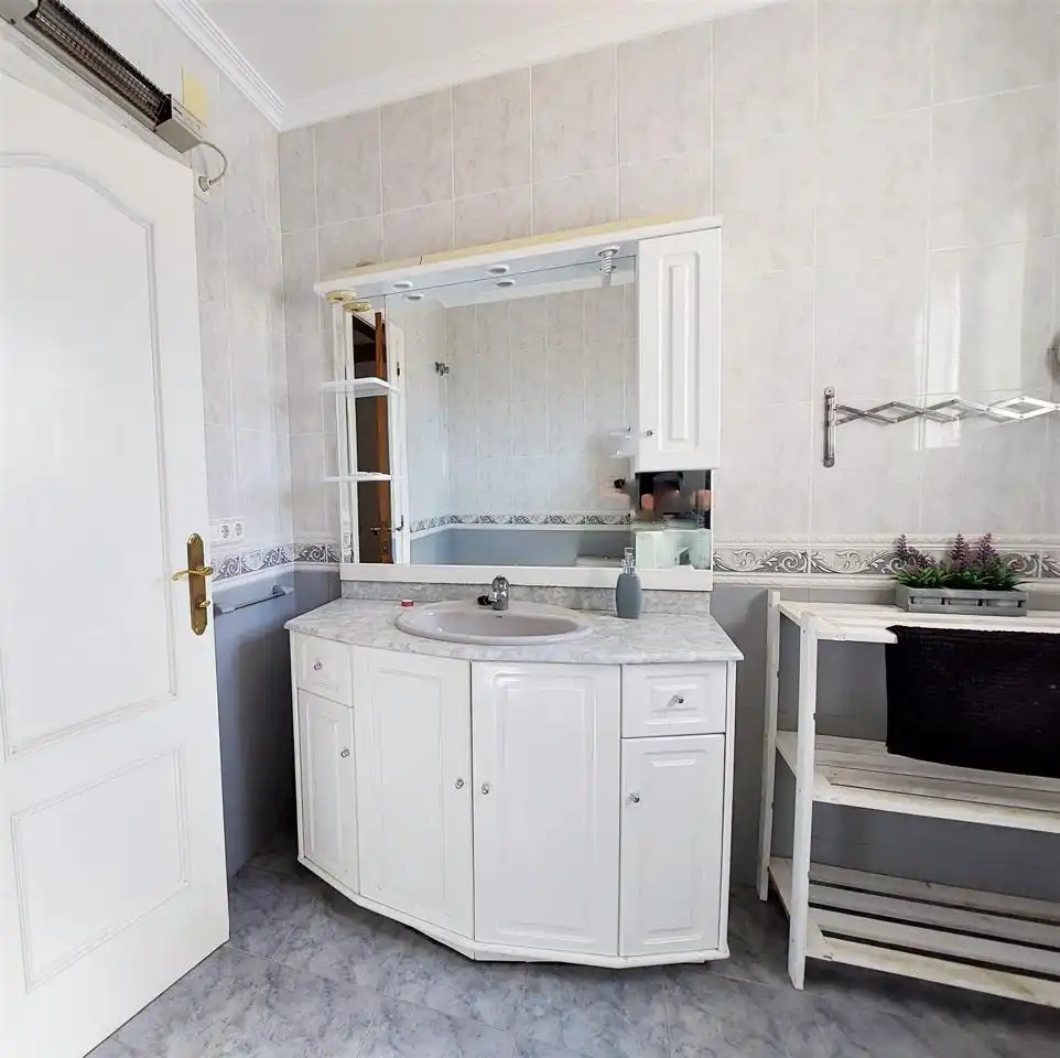 Badezimmer von Wohnung zum Verkauf in Elche / Elx mit Privatgarten, Schwimmbad und Möbliert