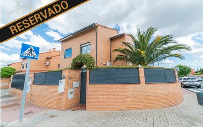 Vista exterior de Casa adosada en venda en Cubas de la Sagra amb Aire condicionat, Calefacció i Jardí privat