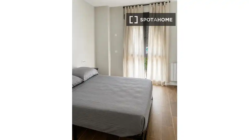 Schlafzimmer von Wohnung zur Miete in Madrid mit Klimaanlage, Heizung und Möbliert