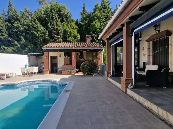 Vista exterior de Casa o xalet en venda en Alhaurín El Grande amb Aire condicionat, Jardí privat i Terrassa