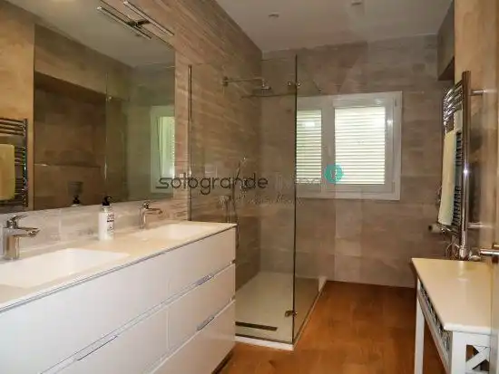 Baño de Apartamento de alquiler en Sotogrande con Calefacción, Terraza y Amueblado