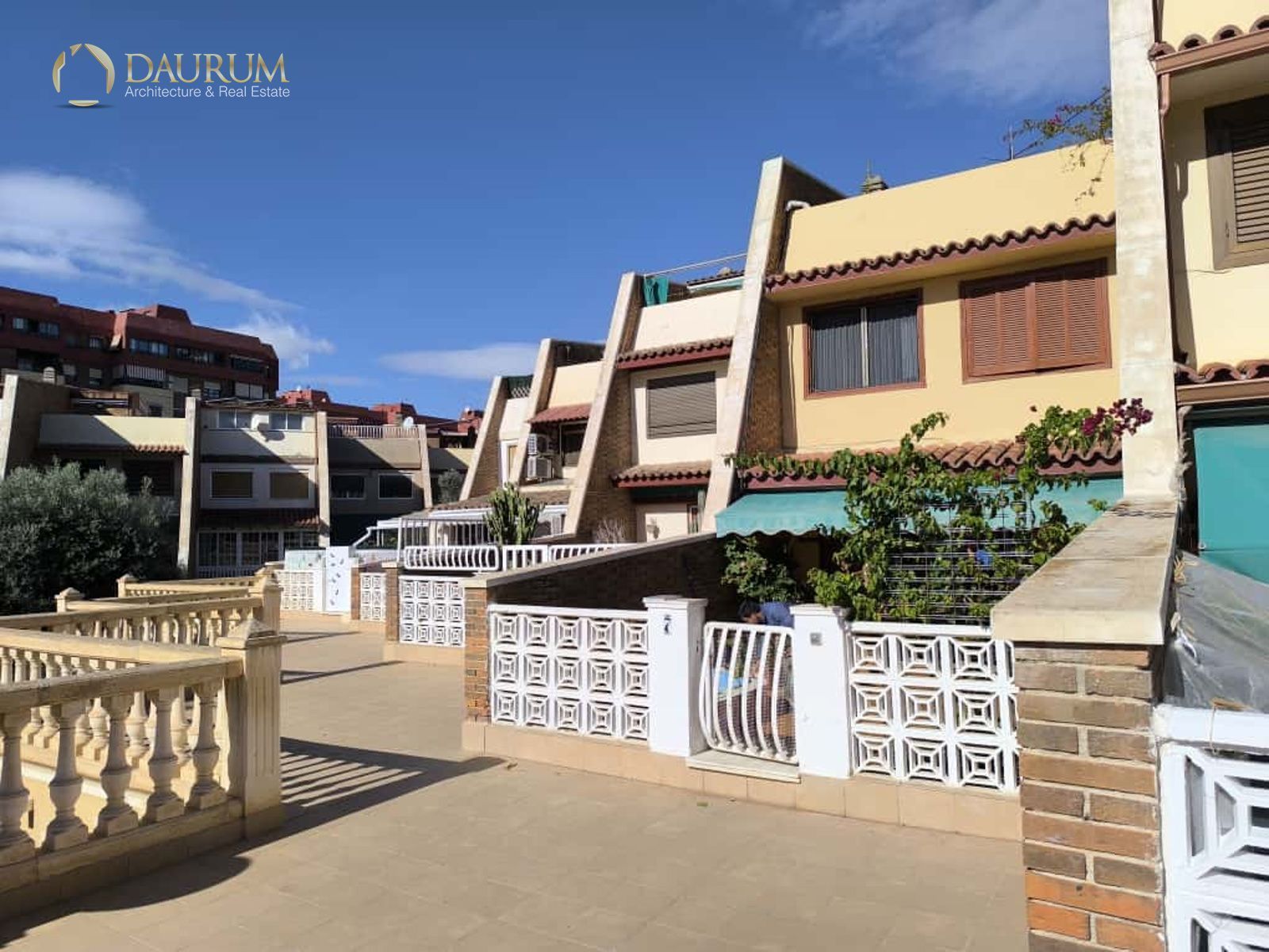 Vista exterior de Casa adosada en venda en Alicante / Alacant amb Aire condicionat, Terrassa i Traster