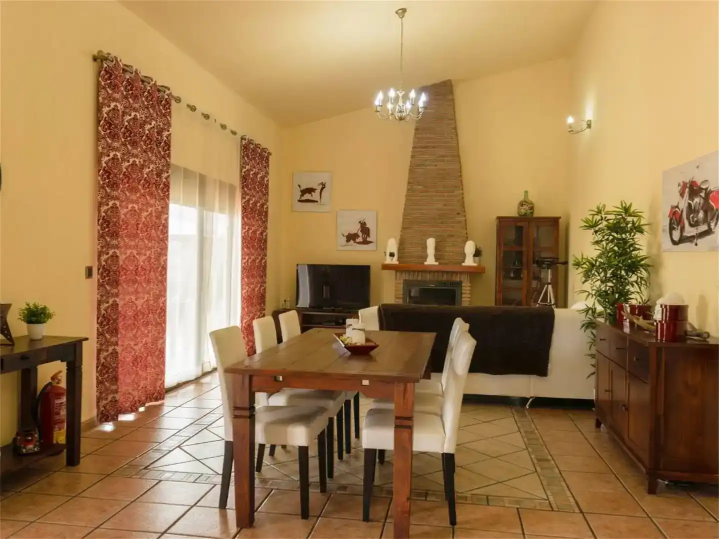 Esszimmer von Country house zur Miete in Benamocarra mit Klimaanlage und Schwimmbad