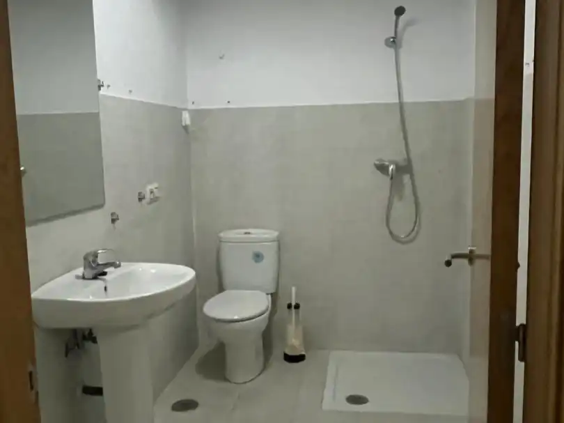Baño de Local de alquiler en Xove con Parquet