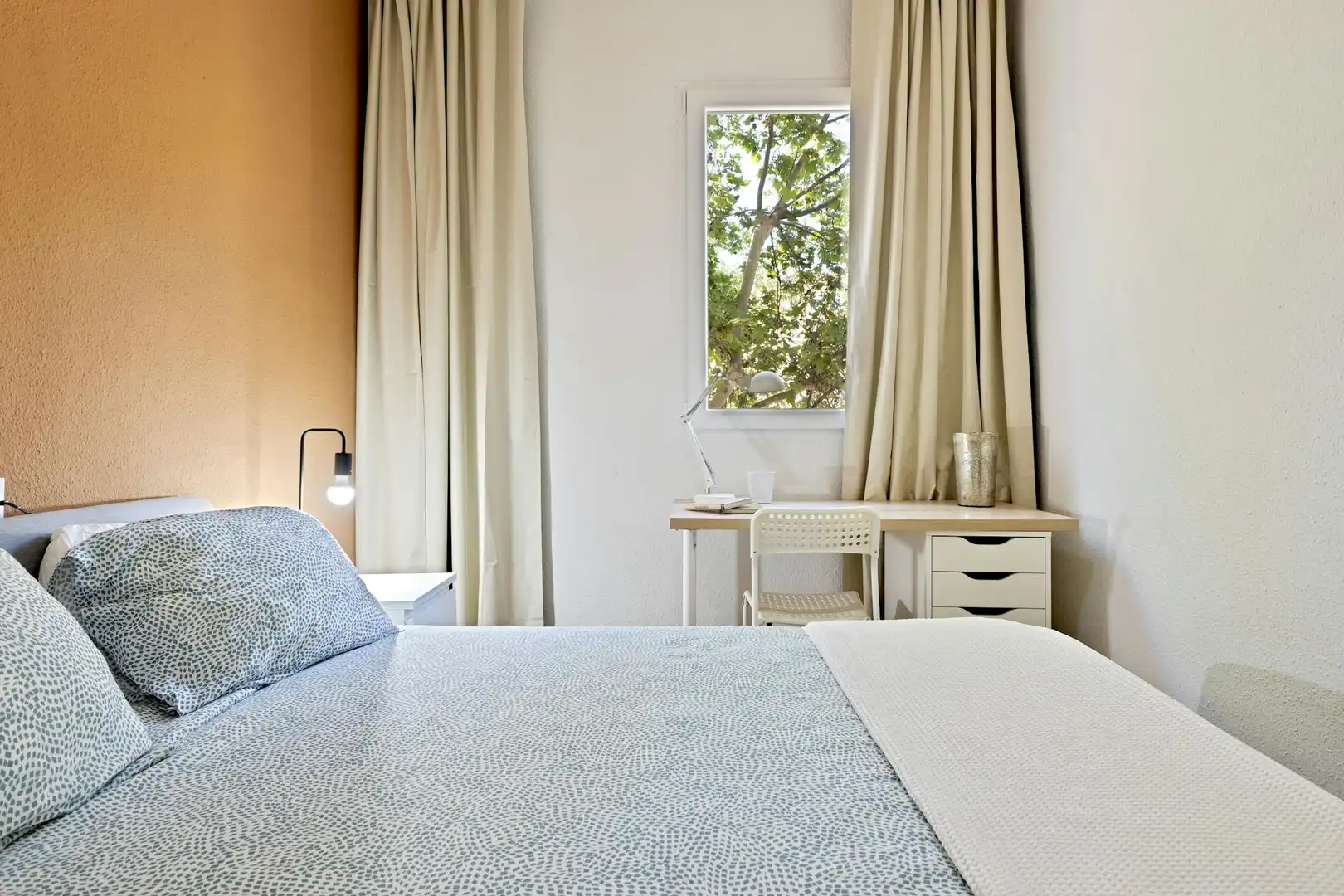Schlafzimmer von Wohnung zur untervermieten in Valencia mit Möbliert, Waschmaschine und Fernseher