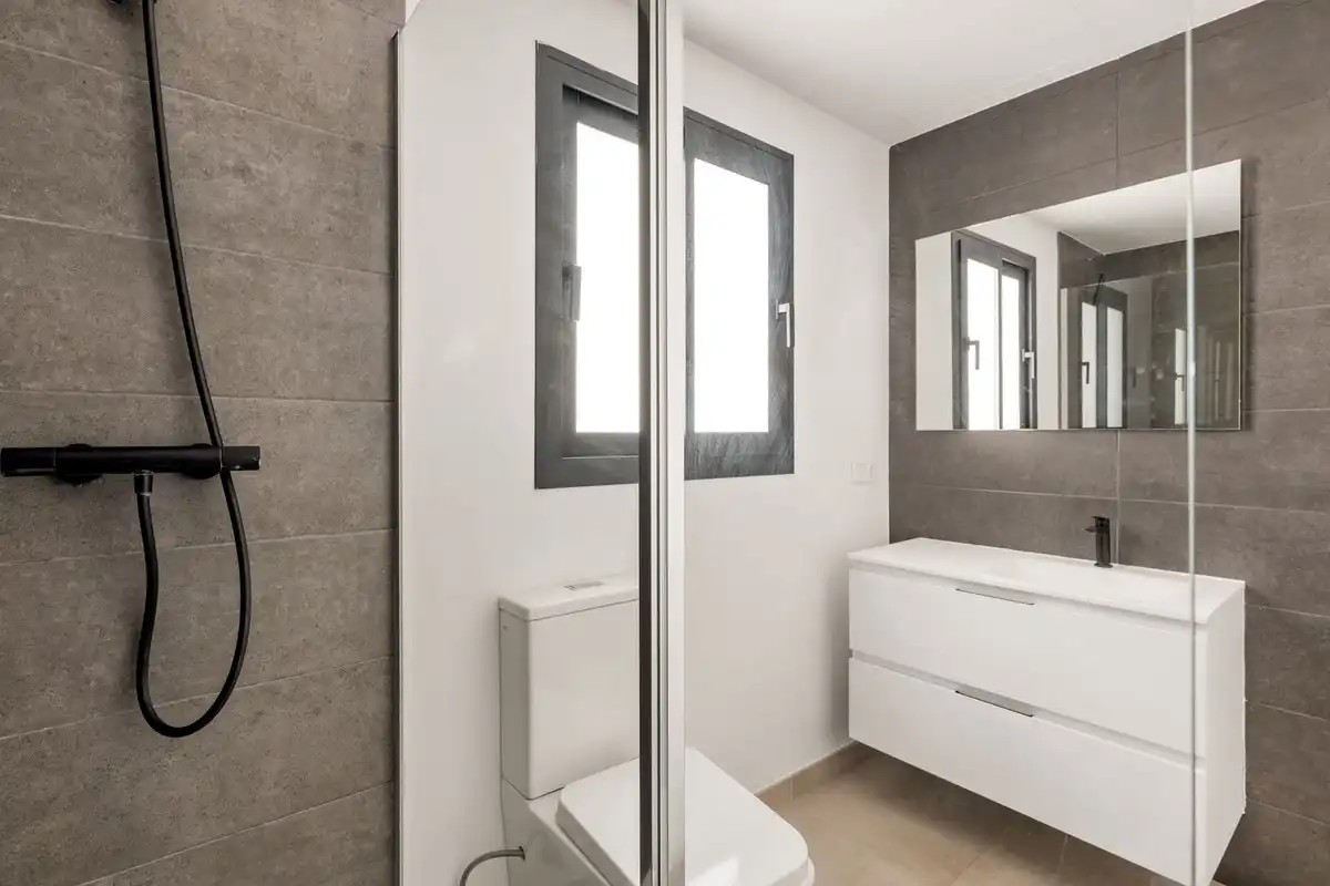 Baño de Casa adosada en venta en Estepona con Aire acondicionado, Terraza y Trastero