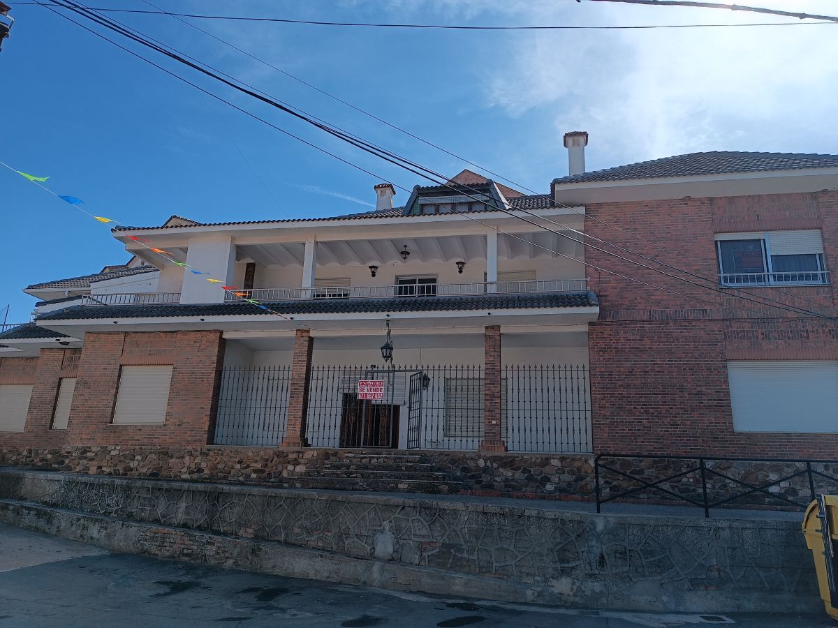 Außenansicht von Einfamilien-Reihenhaus zum Verkauf in Urda mit Heizung, Terrasse und Abstellraum