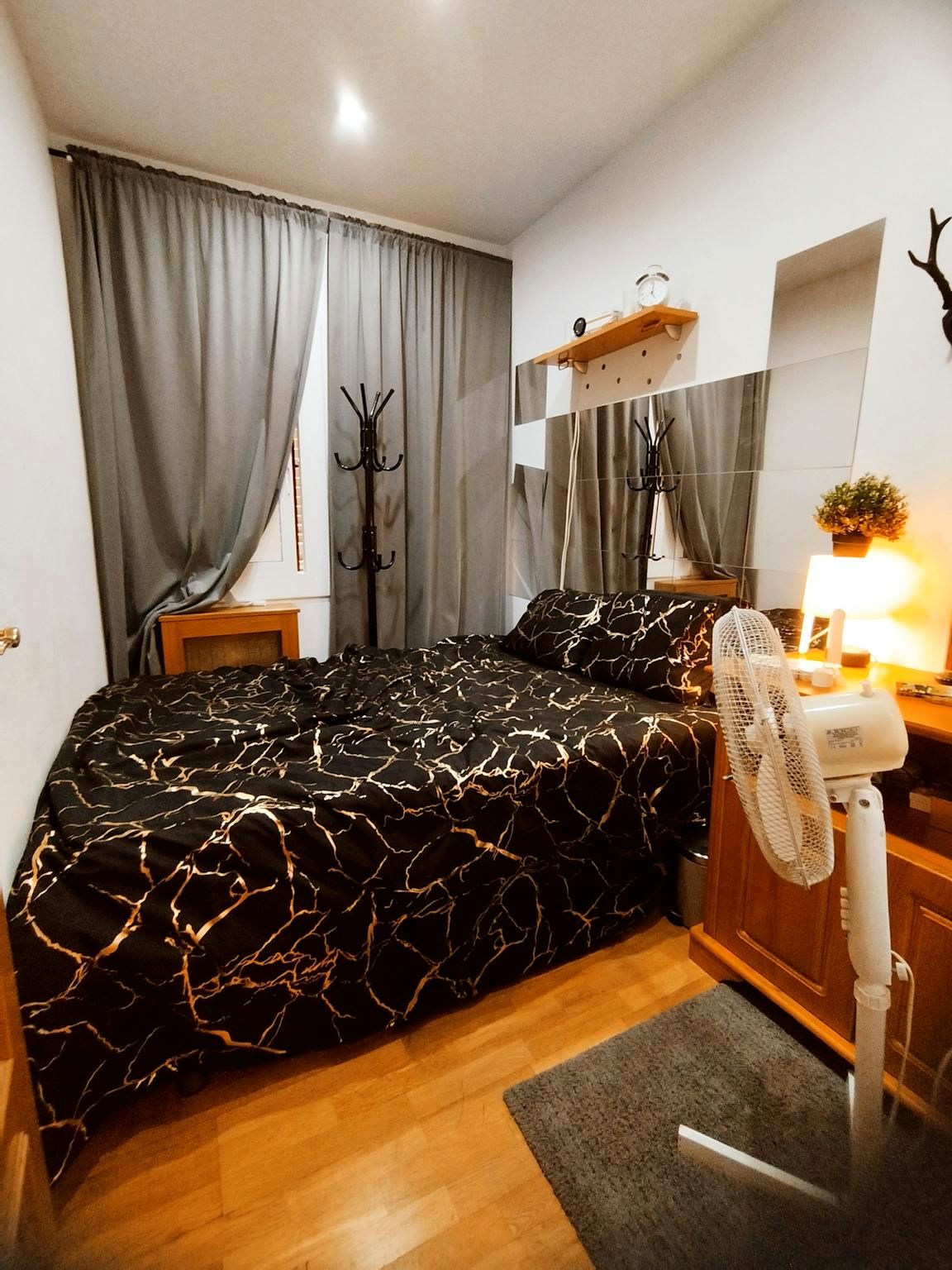 Bedroom of Flat to share in  Barcelona Capital  with Air Conditioner, Heating and Private garden