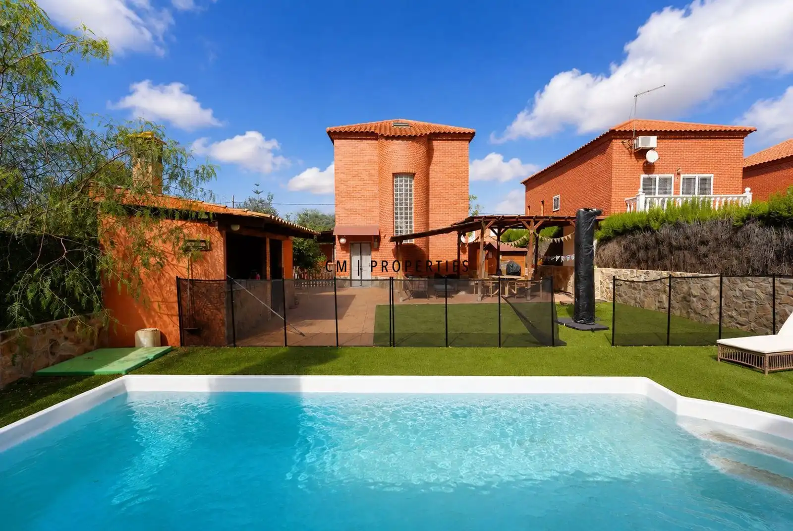 Swimming pool of Houses for sale in Moncada  with Air Conditioner, Heating and Terrace