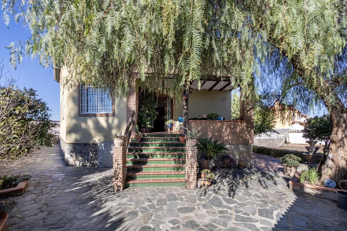 Vista exterior de Casa o xalet en venda en Las Gabias amb Calefacció, Jardí privat i Terrassa