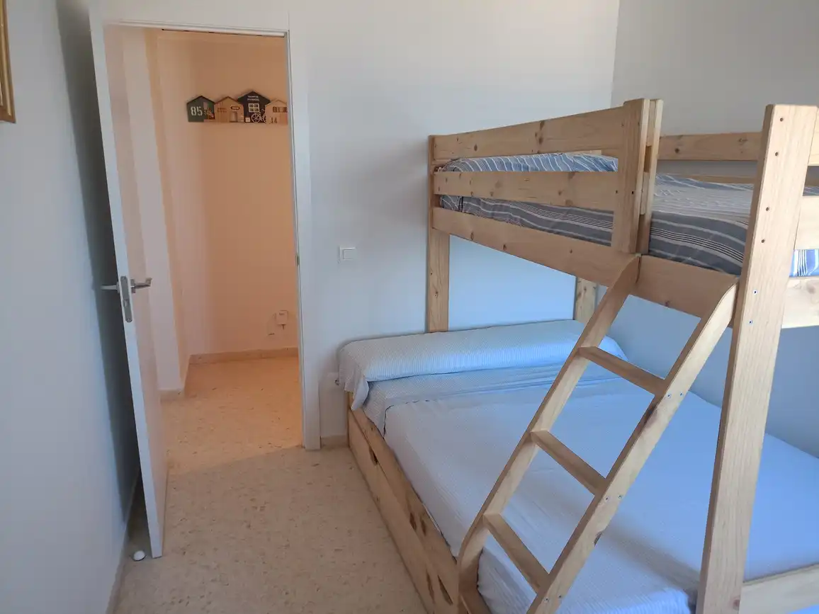 Dormitori de Apartament de lloguer en Gandia amb Aire condicionat, Terrassa i Moblat