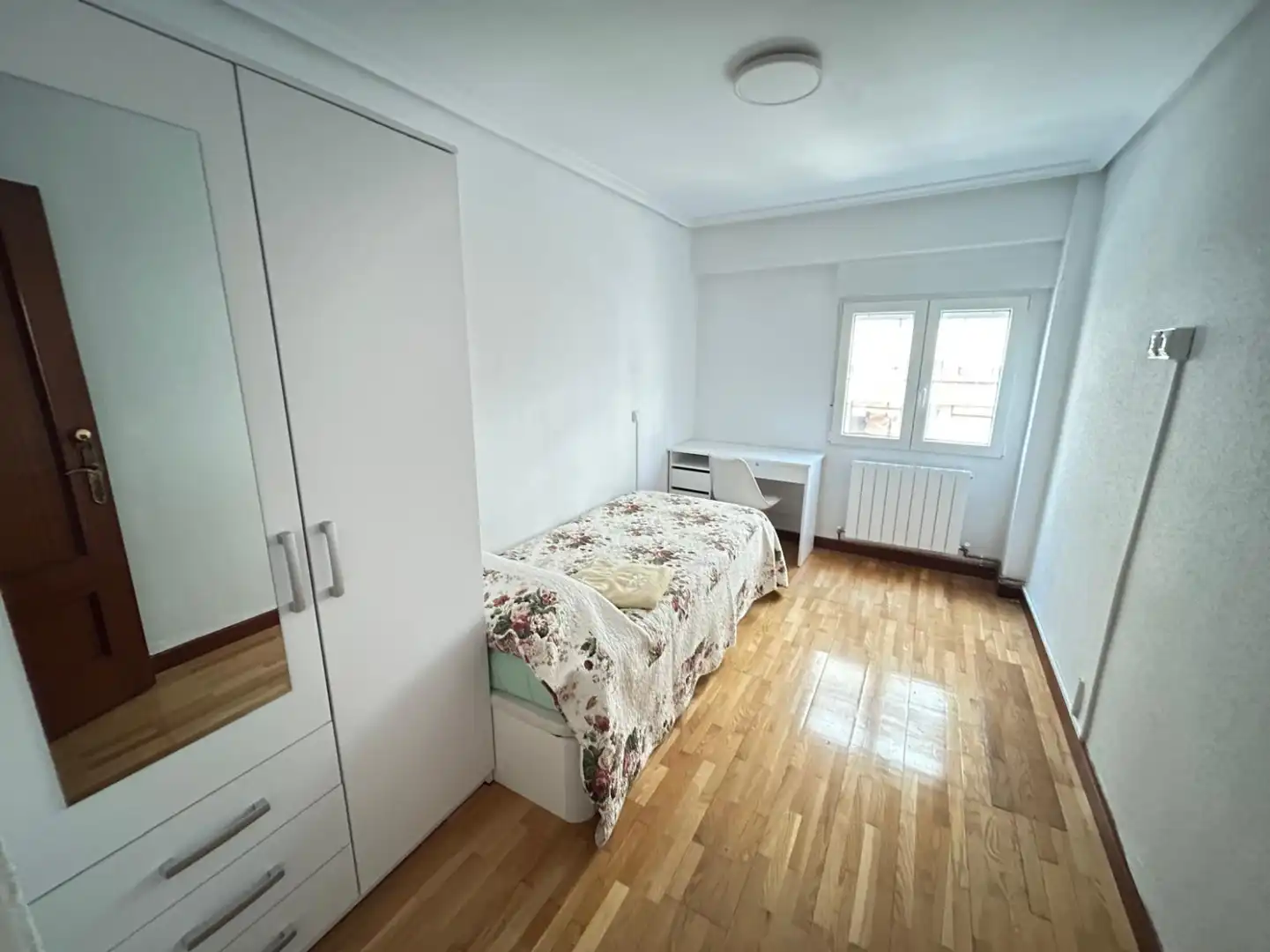 Schlafzimmer von Wohnung zur Miete in Santander mit Heizung und Möbliert