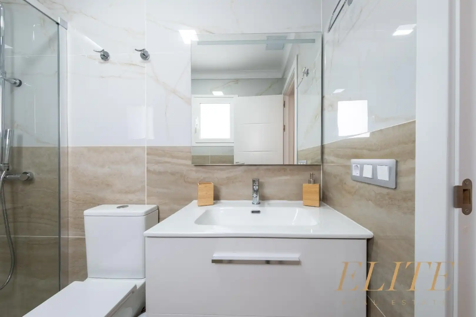 Bathroom of Detached homes for sale in San Bartolomé de Tirajana  with Air Conditioner, Private garden and Parquet flooring