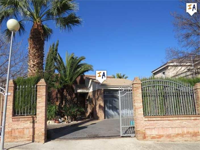Vista exterior de Casa o xalet en venda en  Jaén Capital amb Aire condicionat, Traster i Piscina